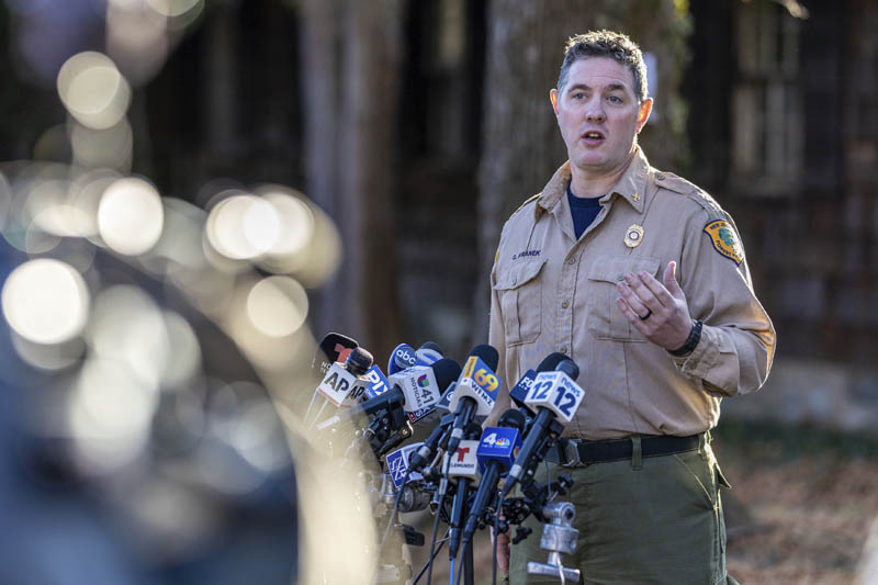 Fire crews on both U.S. coasts battle wildfires | News, Sports, Jobs ...